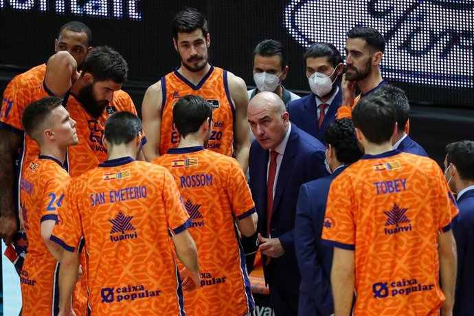 Jaume Ponsarnau dirigiendo al Valencia Basket