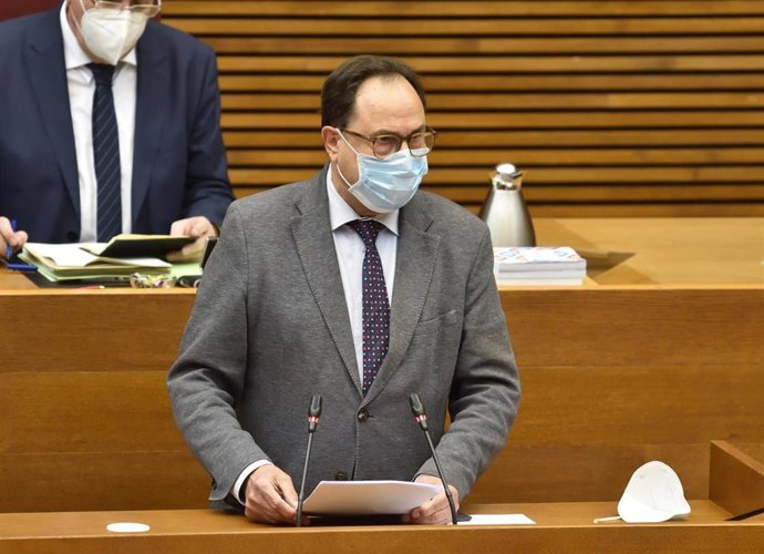 El conseller de Hacienda, Vicent Soler, comparece en Corts