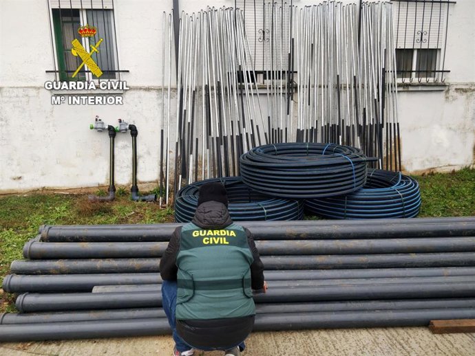 Material agrícola intervenido por la Guardia Civil a las dos personas detenidas.
