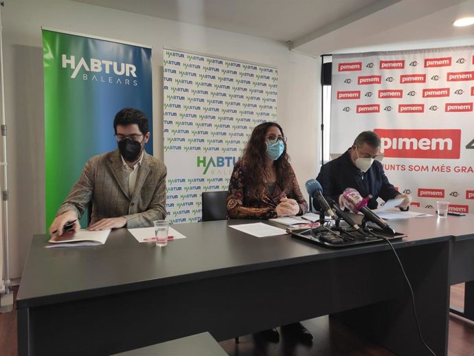 La gerente de Habtur, Maria Gibert, junto a los abogados Javier Blas y Jaime López.