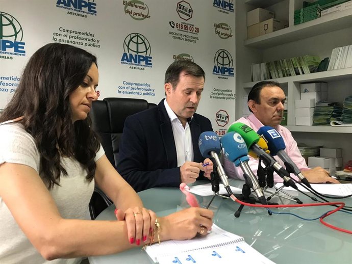 La secretaria de estados de Educación, Montserrat Gomendio, el presidente de ANPE, Gumersindo Rodríguez y el vicepresidente de ANPE, Jose Rubio.