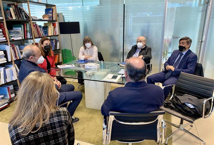 El consejero, Javier López Marcano, con el presidente de Asociación de Agencias de Viajes y Operadores de Turismo de Cantabria, Eduardo García