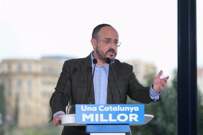 El candidato del PP a las elecciones catalanas, Alejandro Fernández interviene durante un acto de campaña.