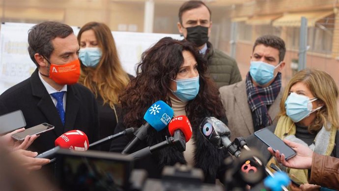 La consejera de Igualdad, Políticas Sociales y Conciliación, Rocío Ruiz, atiende a la prensa, foto de archivo  