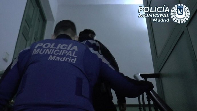 Policía Municipal de Madrid desalojó anoche tres fiestas ilegales en locales y puso más de 100 denuncias
