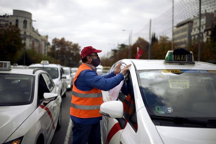 Un taxista durante una marcha convocada por la FPTM, la Asociación Gremial del Taxi de Madrid y la Asociación Élite Taxi Madrid, en Madrid (España), a 25 de noviembre de 2020.