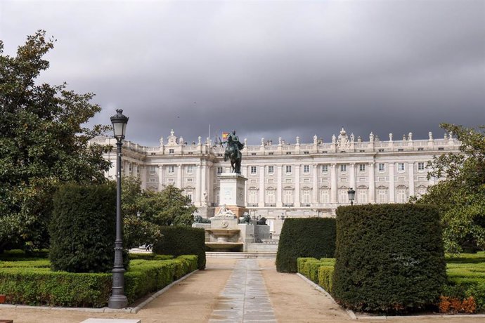 Fachada del Palacio Real durante el primer día de la cuarta semana de estado de alarma decretado por el Gobierno para combatir el coronavirus, en Madrid (España) a 6 de abril de 2020.