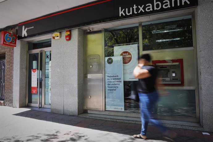 Una persona pasa por el exterior de la sucursal del banco Kutxabank en la Calle de la Oca de Madrid, en Madrid (España) a 3 de agosto de 2020.