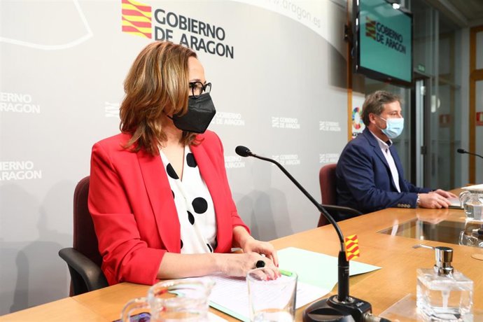 La consejera de Presidencia de Aragón, Mayte Pérez, y el titular de Vertebración del Territorio, José Luis Soro.