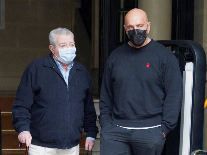 Kiko Matamoros, de charla con un vecino