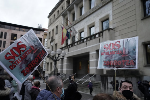 Un grupo de personas perteneciente al sector hostelero de Vizcaya participa en la concentración convocada en el Juzgado en Bilbao para solicitar la reapertura de los establecimientos.