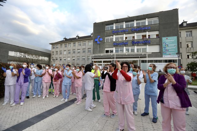 Sanitarios del Hospital Donostia en un homenaje al personal en abrilnde 2020.