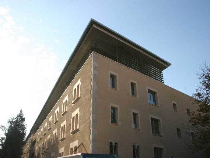 Fachada de la Facultad de Educación de la Universitat de Girona, donde se encerraron los jóvenes migrantes el pasado marzo del 2020