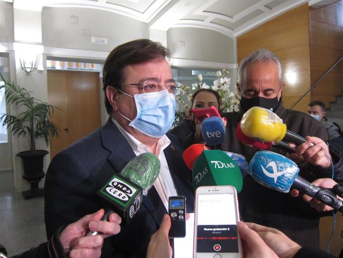 Fernández Vara atiende a los medios