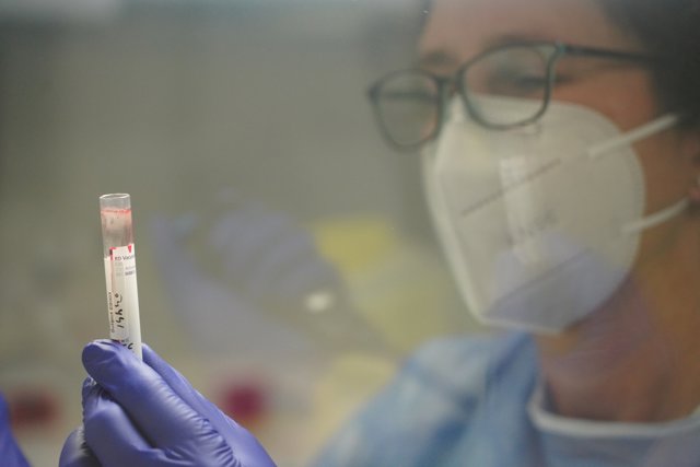 Una enfermera durante el ensayo clínico de la vacuna alemana Curevac en el que participan diariamente 50 voluntarios, en el Hospital de Cruces de Bilbao, País Vasco 