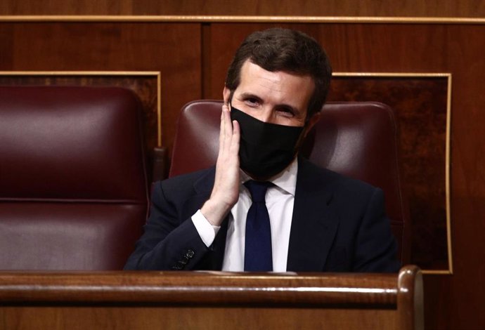 El líder del PP, Pablo Casado, hace un gesto en su cara durante la primera sesión de control al Gobierno de 2021 celebrada en el Congreso 