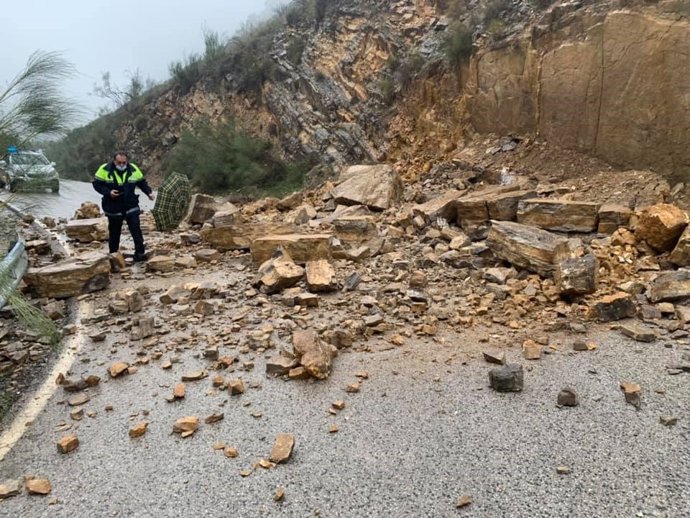 Carretera A-4154, afectada por un alud de tierra y piedras en Algarinejo