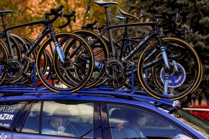 Varias bicicletas sobre el capó de un coche durante el paso de la Vuelta Ciclista a España por Pozuelo de Alarcón (Madrid), en Madrid (España), a 8 de noviembre de 2020. Este paso por Pozuelo forma parte de la etapa final de la 75 edición de la Vuelta.