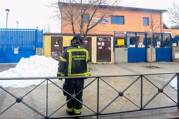 Un bombero en la entrada del colegio público Ausis March el primer día de reapertura tras la gran nevada registrada por el paso de `Filomena , en el distrito de Villaverde, Madrid (España), a 20 de enero de 2021. 