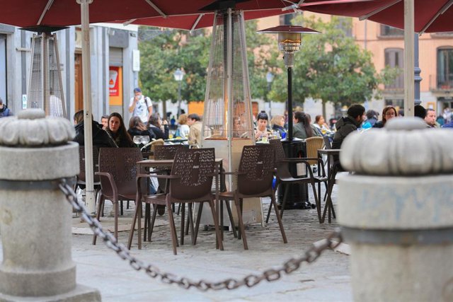 Varias personas en la terraza de un bar