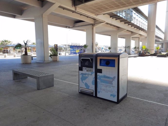El aeropuerto de Málaga instala papeleras inteligentes alimentadas con energía solar dentro de un proyecto piloto de gestión de residuos de manera más eficiente