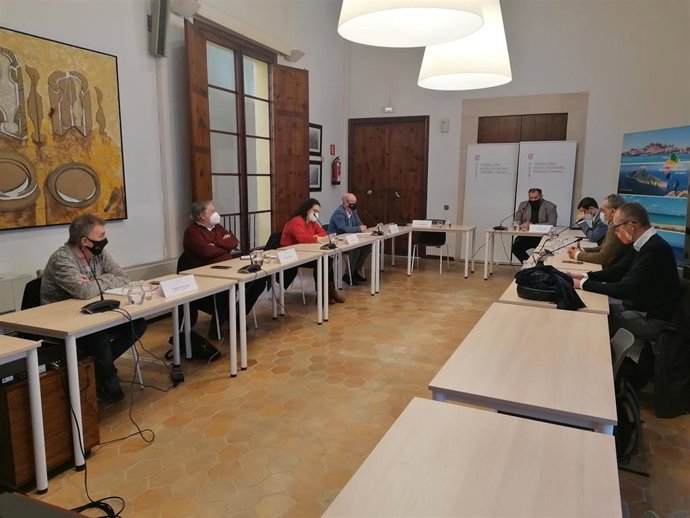 El director general de Promoción Económica, Emprendimiento y Economía Social y Circular, Manel Porras, se reúne con representantes del sector de la restauración.