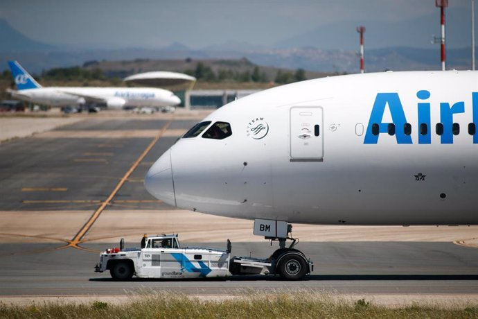Un avión de Air Europa remolcado por la pista en la terminal 4 del Aeropuerto de Madrid-Barajas