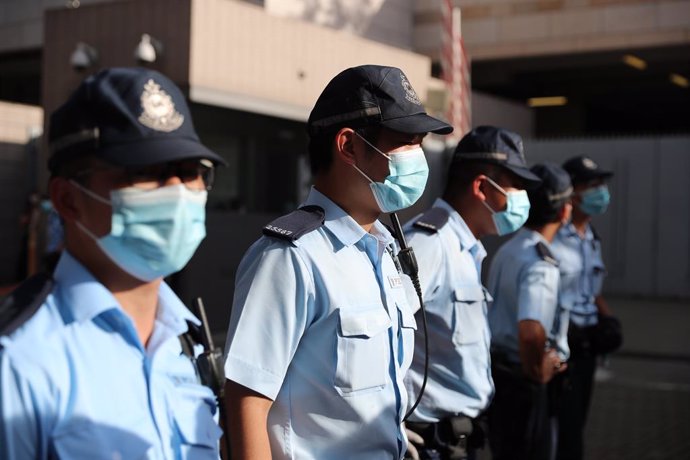 La Policía de Hong Kong con mascarillas.