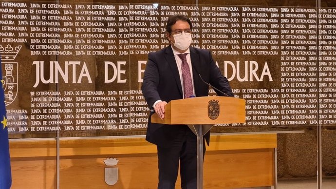 El vicepresidente segundo y consejero de Sanidad y Servicios Sociales de la Junta de Extremadura, José María Vergeles, en rueda de prensa tras el Consejo de Gobierno autonómico para abordar medidas de flexibilización ante la pandemia
