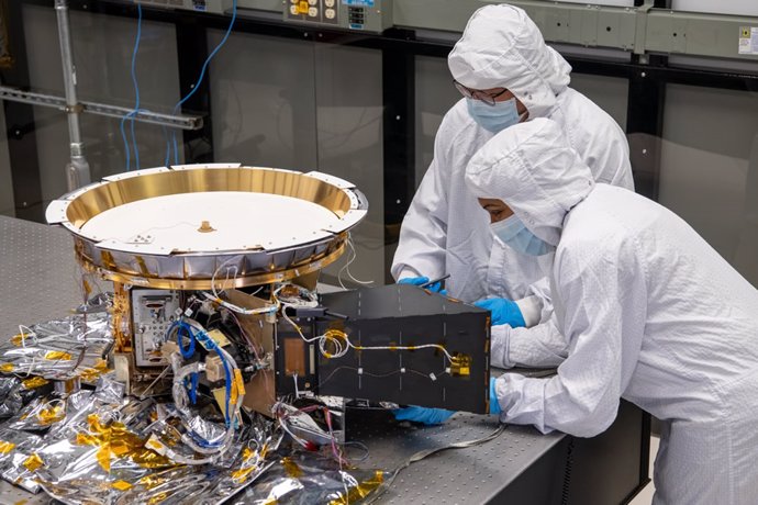 Dos ingenieros trabajan en LRalph, el instrumento más complicado que volará en la misión Lucy a los asteroides troyanos de Júpiter.