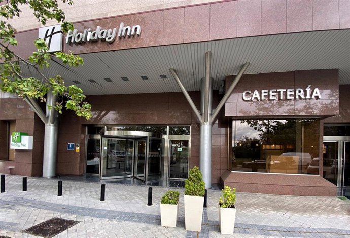 Entrada al hotel Holiday Inn Madrid Las Tablas, habilitado por el Ayuntamiento de la capital para alojar a personas sin hogar con síntomas leves de Covid-19, en Madrid (España), a 16 de abril de 2020.