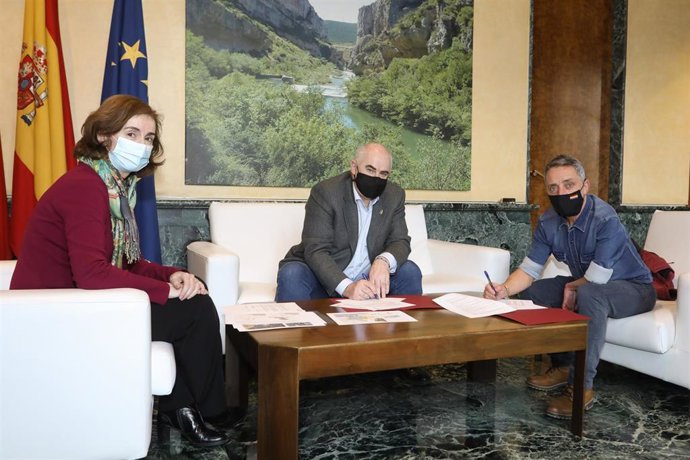 El consejero de Ordenación del Territorio, Vivienda, Paisaje y Proyectos Estratégicos, Jose María Aierdi, junto al alcalde de Uharte-Arakil, Txomin Uharte, y la directora general de Ordenación del Territorio, Izaskun Abril.