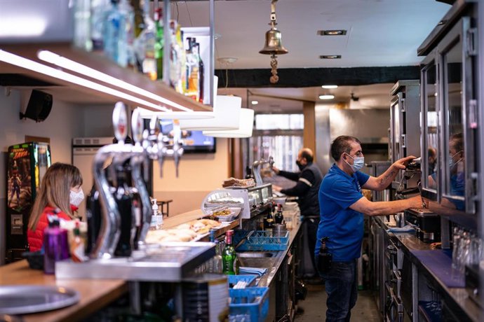 Un trabajador prepara un café durante una jornada marcada por la reapertura de los establecimientos en los municipios vascos pertenecientes a la zona roja, en Vitoria, Álava, País Vasco, (España), a 10 de febrero de 2021.