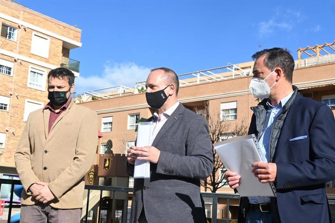 El vicepresidente segundo de la Generalitat Valenciana y conseller de Vivienda y Arquitectura Bioclimática, Rubén Martínez Dalmau (c), en sus visita a Riba-roja.