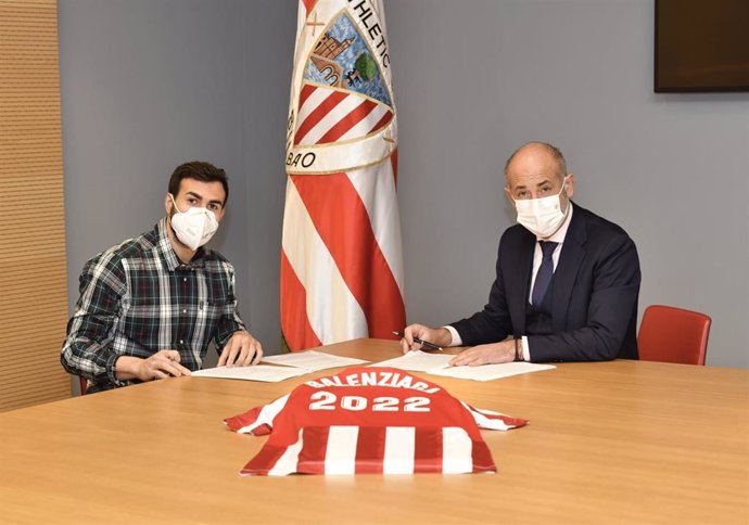 Mikel Balenziaga firma la ampliación de su contrato en presencia del presidente del Athletic Club de Bilbao, Aitor Elizegi.