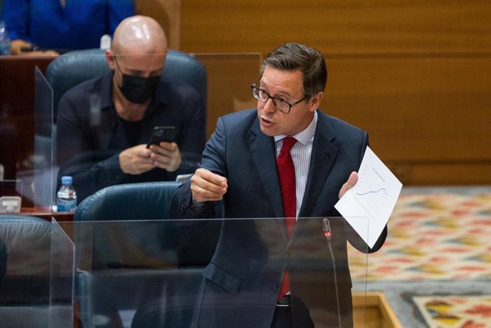 El diputado del Partido Popular, Alfonso Serrano Sánchez-Capuchino, interviene durante una sesión plenaria en la Asamblea de Madrid (España), a 8 de octubre de 2020. Este pleno está marcado, entre otras cuestiones, por el debate de la reprobación de la 