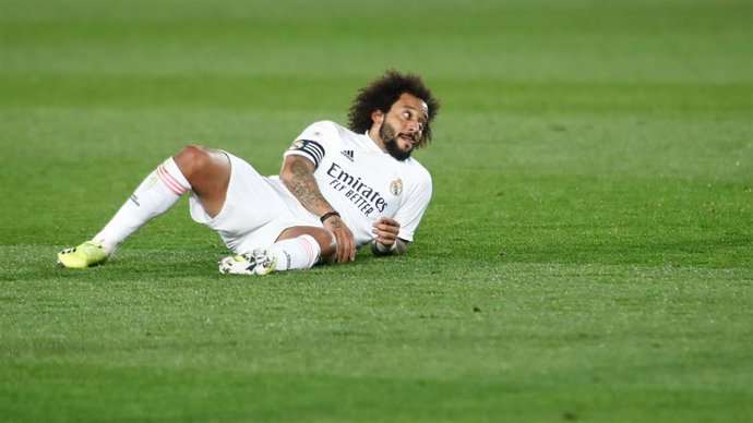 Marcelo en el suelo durante el Real Madrid-Getafe de LaLiga Santander 2020-2021