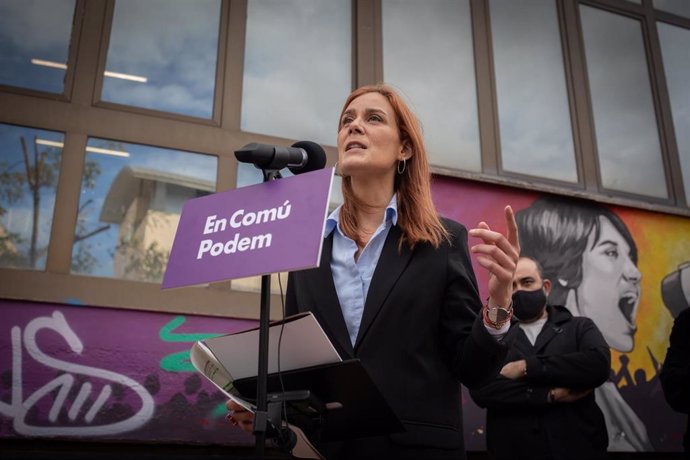 La candidata de los comuns para el 14F, Jéssica Albiach, en declaraciones a los medios en Cornell de Llobregat (Barcelona) el 10 de febrero de 2021.