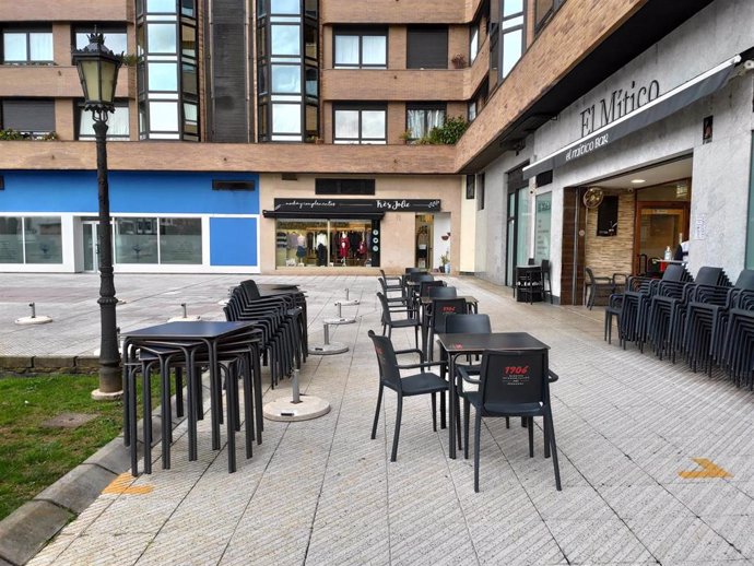 Local de hostelería en Oviedo, con la terraza instalada.