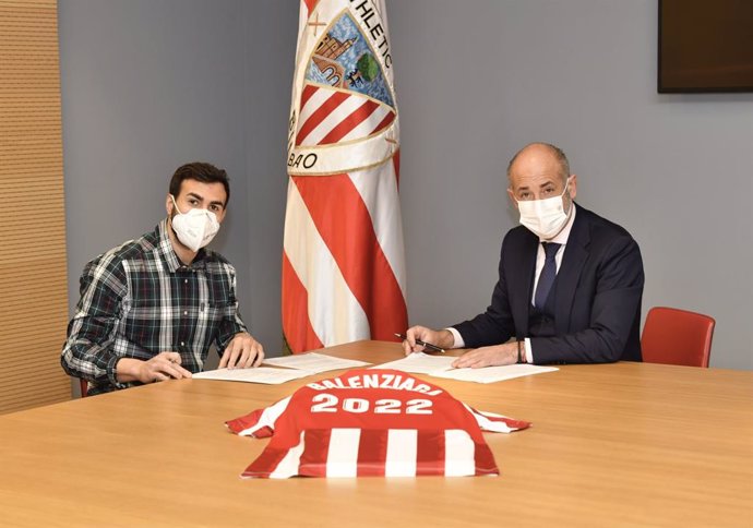 Mikel Balenziaga firma la ampliación de su contrato en presencia del presidente del Athletic Club de Bilbao, Aitor Elizegi.