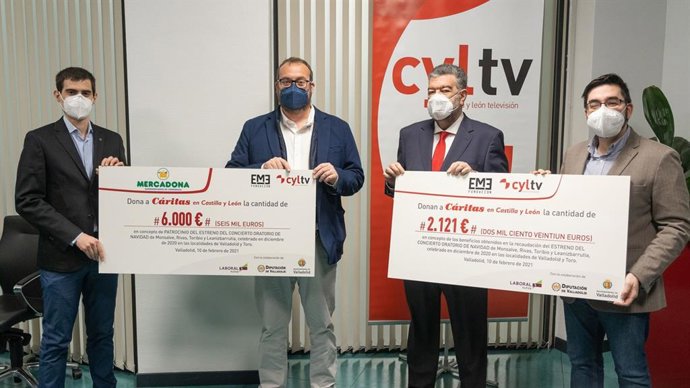 Entrega a Cáritas del Cheque del concierto solidario 'Oratorio de Navidad'.