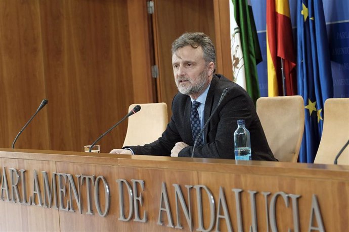 El portavoz parlamentario del PSOE-A, José Fiscal, en rueda de prensa.