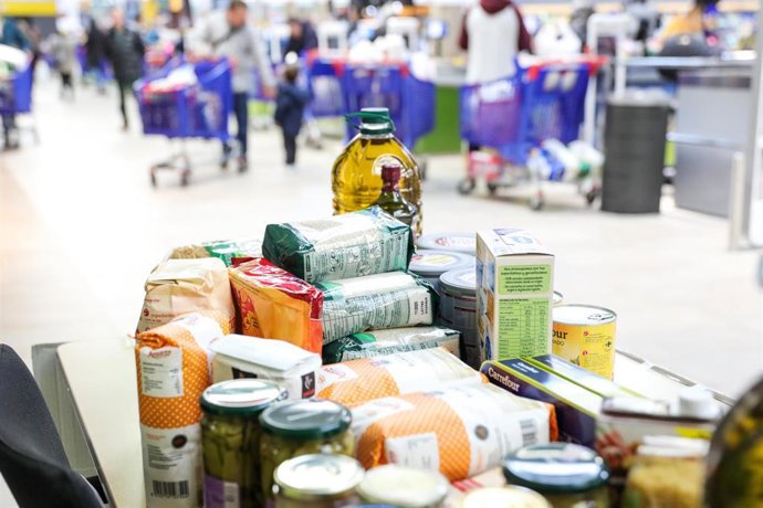 Comida donada en un supermercado en una campaña antes de la pandemia.