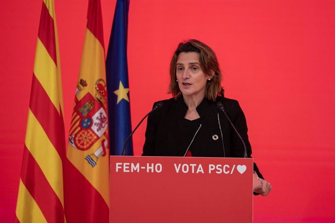 La vicepresidenta cuarta del Gobierno y ministra para la Transición Ecológica y el Reto Demográfico, Teresa Ribera, en un acto de campaña de las elecciones catalanas con el candidato del PSC, Salvador Illa.