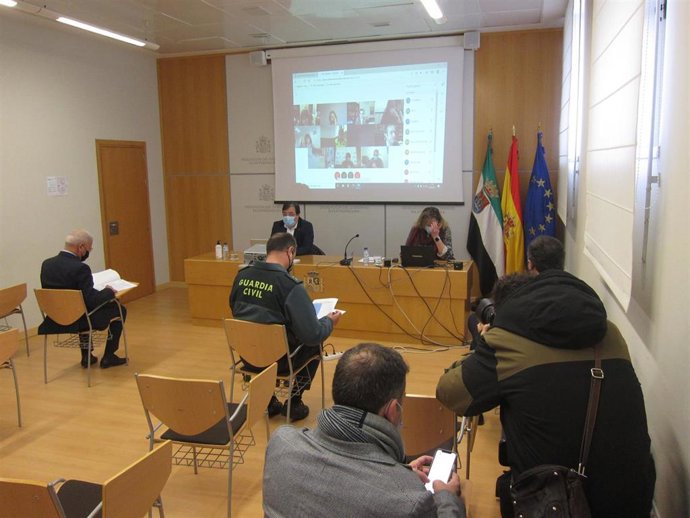 El presidente de la Junta, Guillermo Fernández Vara, y la delegada del Gobierno, Yolanda García Seco, en la reunión del Centro de Coordinación Cooperativa Policial (Cecor)