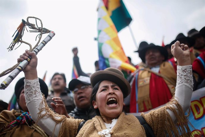 13 November 2019, Bolivia, La Paz: Bolivian Indians who supporter the former Bolivian President Morales take part in a protest demanding the the resignation of current interim President Jeanine Anez. Photo: Gaston Brito/