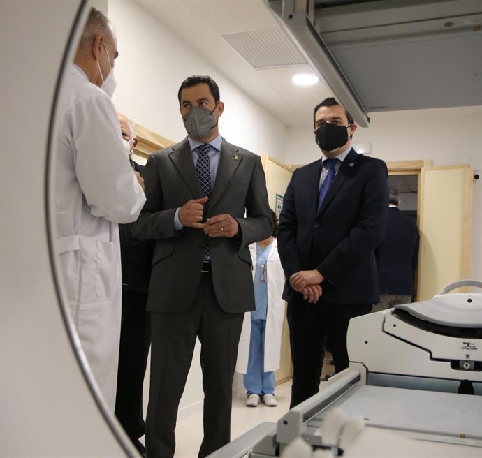 Juanma Moreno, junto al alcalde de Córdoba, José María Bellido, en su visita al Hospital Reina Sofía.