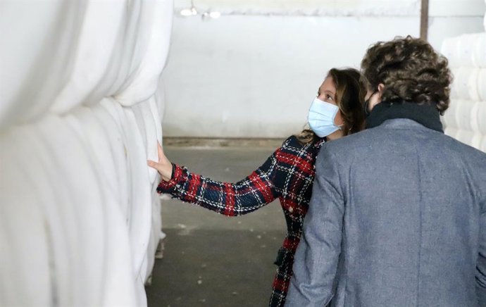 La consejera de Agricultura, Ganadería, Pesca y Desarrollo Sostenible, Carmen Crespo, visita al sector del algodón.