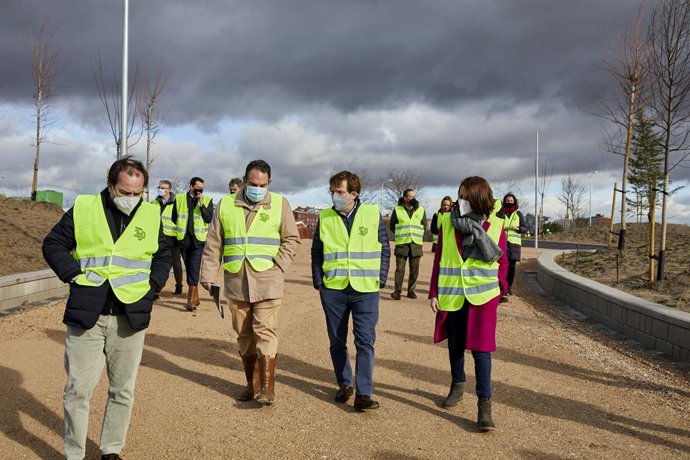 El delegat de Medi Ambient i Mobilitat, Borja Carabante, l'alcalde de Madrid, José Luis Martínez Almeida, i la regidora del districte de Villa de Vallecas, Concha Chapa, al parc de La Gavia. Madrid (Espanya), 10 de febrer del 2021. 