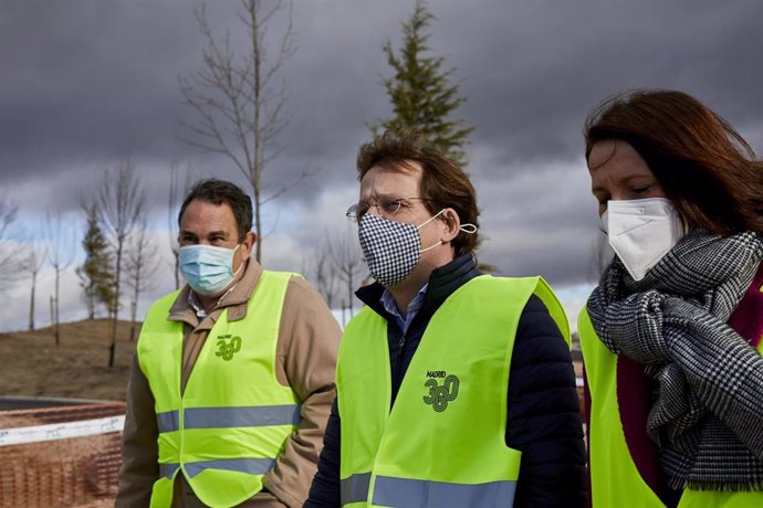 El alcalde de Madrid, José Luis Martínez Almeida, y la concejala del distrito de Villa de Vallecas, Concha Chapa, durante su visita programada a la segunda fase de las obras del parque de la Gavia, en Madrid, (España), a 10 de febrero de 2021. 